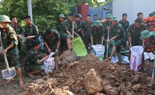 Tình người trong bão lũ: Gian nan nhưng không đơn độc
