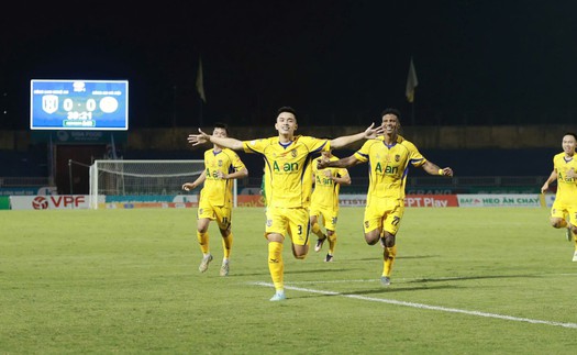 Tin nóng bóng đá Việt Nam hôm nay 19/10: Cầu thủ SLNA nhắc Văn Quyến khi đánh bại Nguyễn Filip; Hoàng Đức được ví như 'người máy'