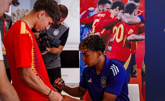 Lamine Yamal ngừng cho chữ ký miễn phí