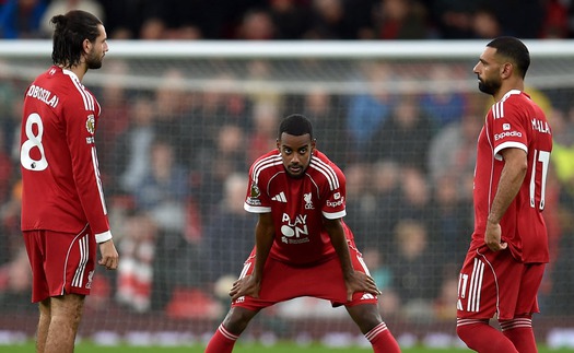 Hàng thủ mới là điểm yếu chết người của Liverpool mùa này