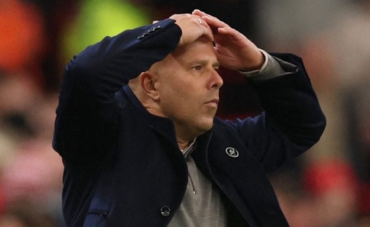 Arne Slot muốn Liverpool chơi như PSG, nhưng thực tế lại giống... Tottenham của Postecoglou