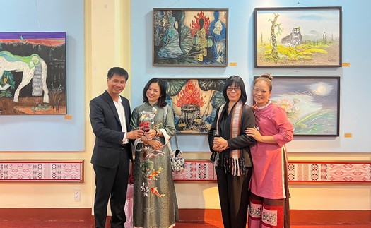 Triển lãm “Về miền đất đỏ” tôn vinh nữ họa sĩ ba miền