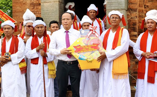 Hàng ngàn người dân, du khách nô nức tham dự Lễ hội Katê 2025