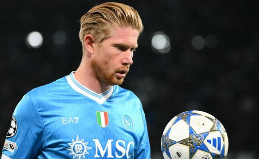 HLV Napoli bất ngờ chỉ trích đội nhà vì chiêu mộ De Bruyne và Hojlund 