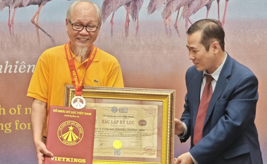 Sách ảnh "Sếu đầu đỏ" xác lập kỷ lục Việt Nam