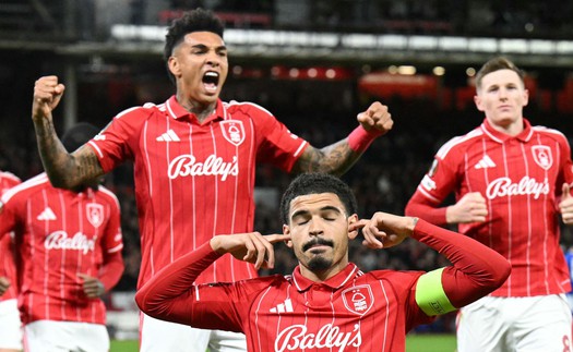 Kết quả bóng đá Europa League: Sean Dyche giành chiến thắng trong trận ra mắt Nottingham nhờ 11m và VAR