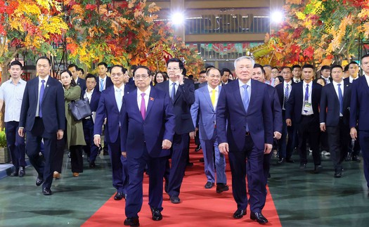 Thủ tướng dự khai mạc Hội chợ mùa Thu lần thứ nhất