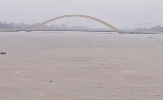 Lũ sông Hương tiếp tục cuồn cuộn dâng cao