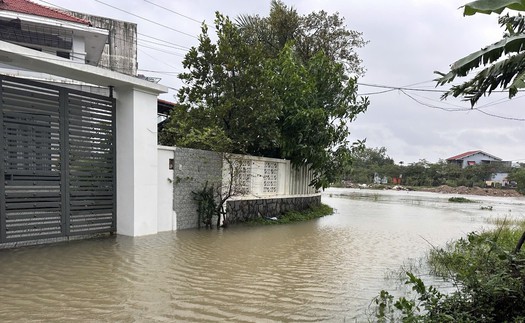 Mưa lớn gây ngập nhiều tuyến đường trung tâm thành phố Huế
