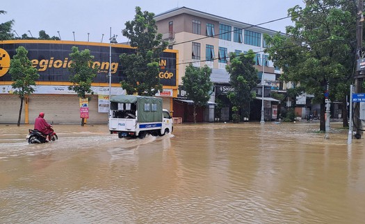Lũ trên sông Hương xuống rất chậm, trung tâm TP Huế vẫn ngập sâu