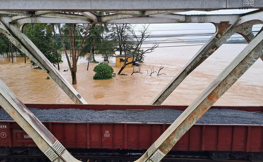 Huế điều hai đoàn tàu hơn 1.600 tấn gia tải chống trôi cầu đường sắt Bạch Hổ