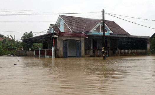 Huế: Nước lũ lên nhanh trở lại, nhiều khu vực hạ du lại chìm trong biển nước