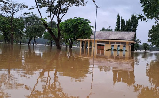 Lũ sông Hương xuống sát báo động 3, TP Huế vẫn ngập diện rộng