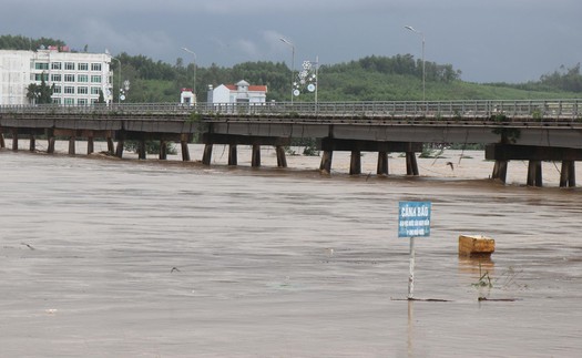 Lũ trên các sông dâng cao, Quảng Ngãi cấm lưu thông qua cầu Trà Khúc 1