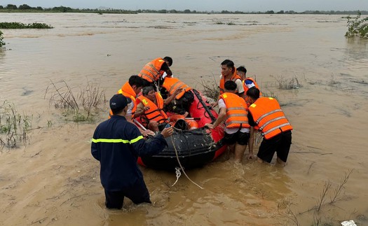 Quảng Ngãi: Huy động mọi lực lượng hỗ trợ người dân vùng ngập sâu