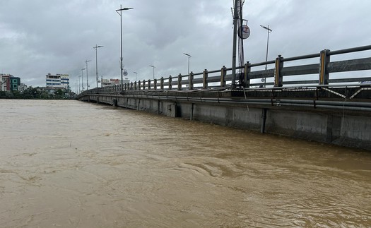 Quảng Ngãi: Nước lũ chạm dầm cầu Châu Ổ trên Quốc lộ 1, phân luồng giao thông lên cao tốc Bắc - Nam