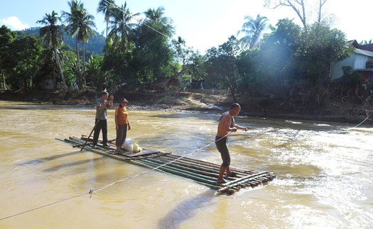 Nghệ An: Bản làng bị cô lập, người dân liều mình vượt suối Nậm Ngân bằng bè mảng