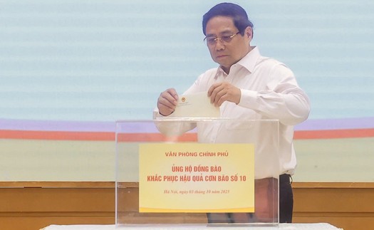 Thủ tướng Phạm Minh Chính và lãnh đạo Chính phủ ủng hộ đồng bào bị thiệt hại do bão lũ