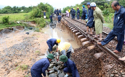 Tiếp tục ngừng chạy nhiều đôi tàu hoả do mưa lũ ở miền Trung
