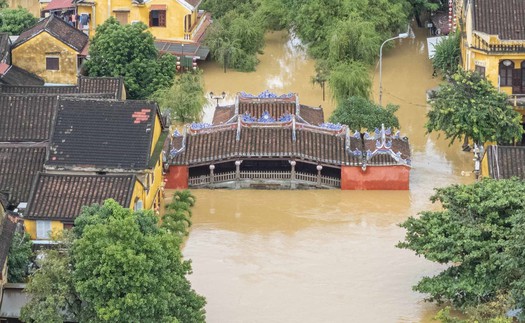 Xót xa hình ảnh Phố cổ Hội An bị ngập sâu trong mưa lũ lịch sử