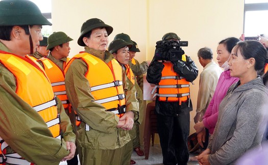 Phó Thủ tướng Chính phủ Mai Văn Chính thăm, động viên người dân vùng rốn lũ tại Quảng Trị