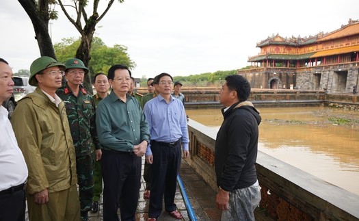 Phó Thủ tướng Mai Văn Chính kiểm tra tình hình ngập lụt tại Đại Nội Huế