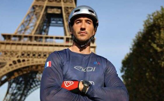Pháp: Kỷ lục thế giới leo tháp Eiffel bằng xe đạp