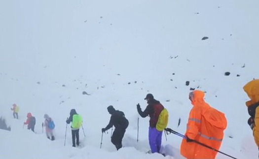 Giải cứu hàng trăm du khách mắc kẹt trên đỉnh Everest do bão tuyết