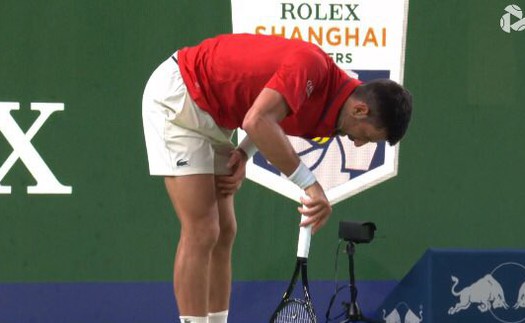 Djokovic nôn trên sân nhưng vẫn ngược dòng giành chiến thắng sau gần 3 giờ thi đấu