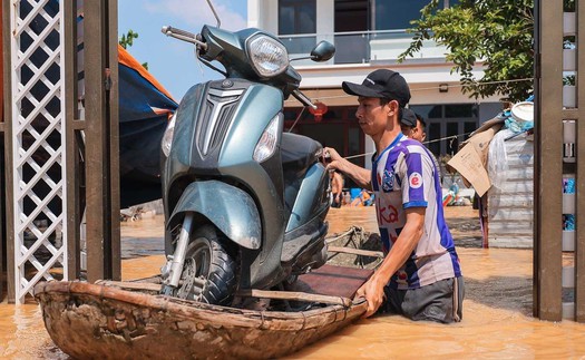 Hình ảnh nước sông Cầu dâng cao, nhiều xã chìm trong biển nước, người dân di dời tài sản