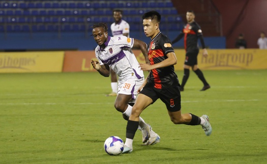 Cầu thủ Việt kiều bị phạm lỗi thô bạo, HLV người Tây Ban Nha bức xúc