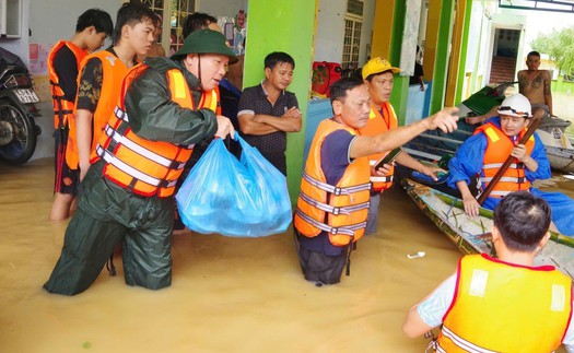 Giữa thiên tai vẫn xin nhường cho người khó khăn hơn