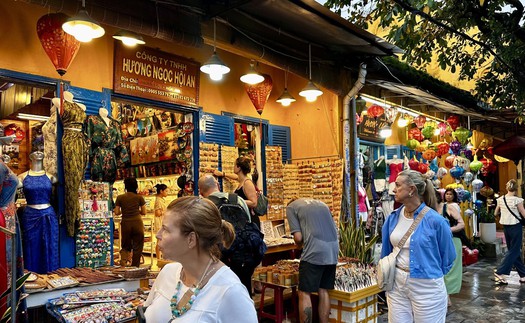 Phố cổ Hội An khôi phục nhịp sống thường ngày sau mưa lũ