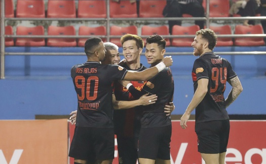 Hoàng Đức ghi bàn giúp đội nhà có mạch 9 trận bất bại và đứng đầu giải đấu