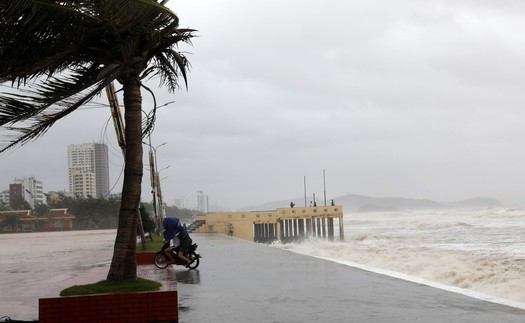 Bão số 14 giữ nguyên hướng và cường độ, Bắc Biển Đông động dữ dội