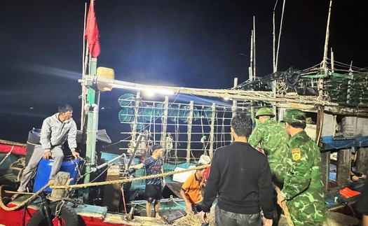 Ứng cứu 7 thuyền viên gặp nạn trên biển