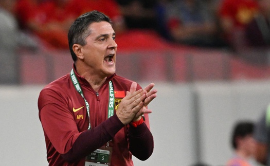 HLV châu Âu cho rằng U22 Việt Nam may mắn khi thắng U22 Trung Quốc, thừa nhận mặt sân không tốt