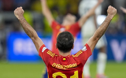 Mikel Oyarzabal xứng danh người hùng áo vải của xứ đấu bò