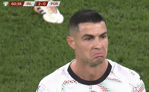 Ronaldo chỉ thiếu mỗi... 'cắn người'