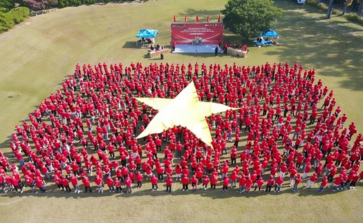 Kỷ lục xếp lá cờ Tổ quốc lớn nhất trong cộng đồng người Việt Nam tại Nhật Bản