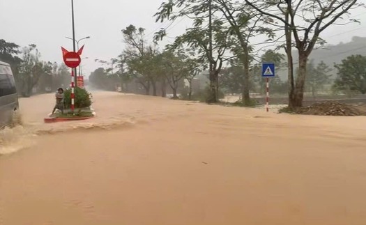 Mưa lớn gây ngập sâu, sạt lở các tuyến đường vùng núi thành phố Huế