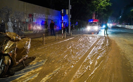 Hà Nội: Làm rõ nguyên nhân bùn nhão tràn trên đường khiến người đi xe máy trượt ngã