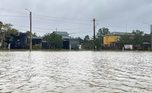 Nhiều địa bàn tại thành phố Huế ngập sâu do mưa lớn