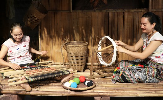 Tôn vinh nghề dệt thổ cẩm của người Mạ