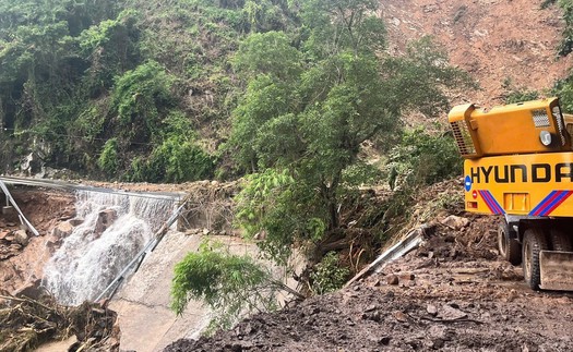 Khẩn trương khắc phục sự cố sạt lở đất tại đèo Khánh Lê
