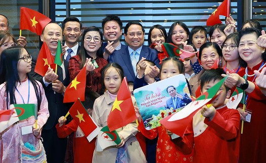 Thủ tướng Phạm Minh Chính và Phu nhân gặp cộng đồng người Việt Nam tại Algeria
