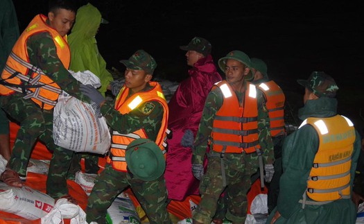 Đà Nẵng: Trắng đêm giữ bờ kè An Lương trước lũ lớn