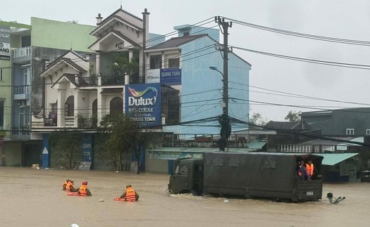 Mưa trắng trời, chính quyền địa phương gồng mình cứu dân