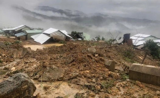 Đà Nẵng tiếp tục sạt lở vùi lấp 6 căn nhà và 1 người dân