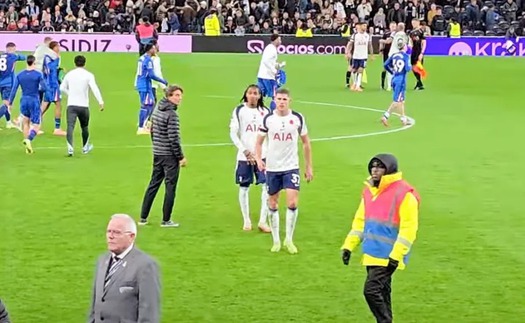 Khoảnh khắc HLV Tottenham bị 2 học trò ngó lơ sau trận thua Chelsea gây sốt
